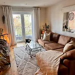 Apartment 2 Bed, 2 Bath In Roundhay
