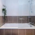 2 Bed, 2 Bath In Roundhay Apartment