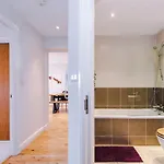 Apartment 2 Bed, 2 Bath In Roundhay *
