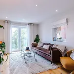2 Bed, 2 Bath In Roundhay Apartment