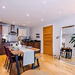 2 Bed, 2 Bath In Roundhay Apartment *