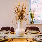 Apartment 2 Bed, 2 Bath In Roundhay *