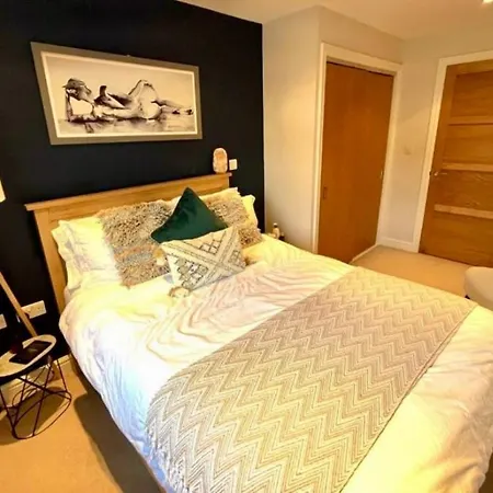 Apartment 2 Bed, 2 Bath In Roundhay