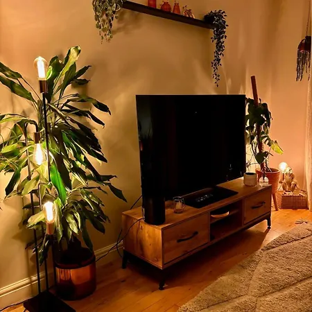 Apartment 2 Bed, 2 Bath In Roundhay *