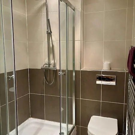 2 Bed, 2 Bath In Roundhay * Leeds (West Yorkshire)