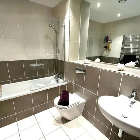 2 Bed, 2 Bath In Roundhay Apartment *