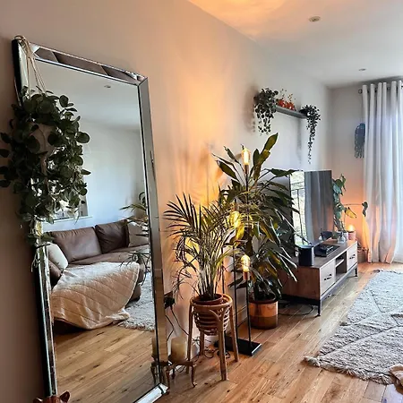 Apartment 2 Bed, 2 Bath In Roundhay *