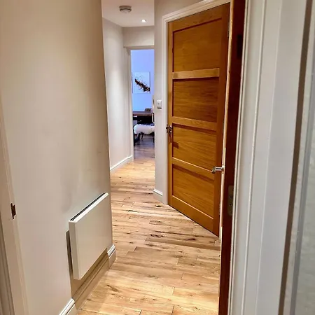 2 Bed, 2 Bath In Roundhay Apartment *