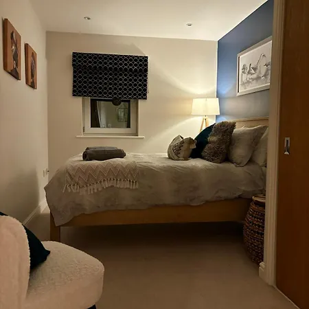 Apartment 2 Bed, 2 Bath In Roundhay *