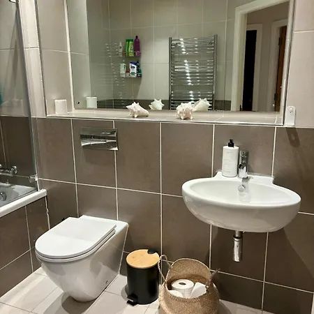 2 Bed, 2 Bath In Roundhay Apartment