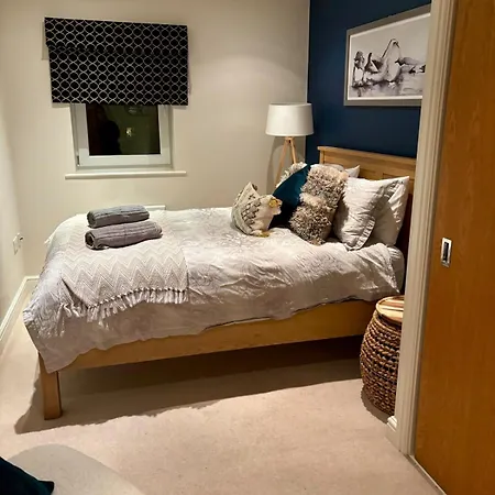 Apartment 2 Bed, 2 Bath In Roundhay *