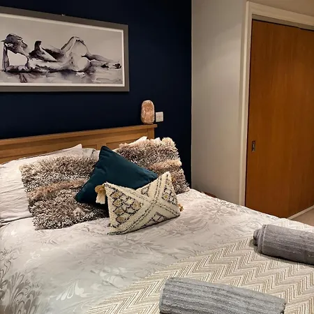 2 Bed, 2 Bath In Roundhay Apartment Leeds (West Yorkshire)