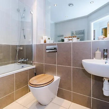 Апартаменти 2 Bed, 2 Bath In Roundhay Лідс