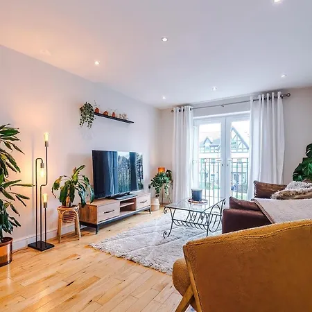 2 Bed, 2 Bath In Roundhay Apartmán