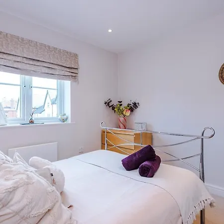 Апартаменти 2 Bed, 2 Bath In Roundhay Лідс