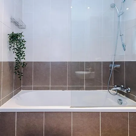 2 Bed, 2 Bath In Roundhay Apartamento