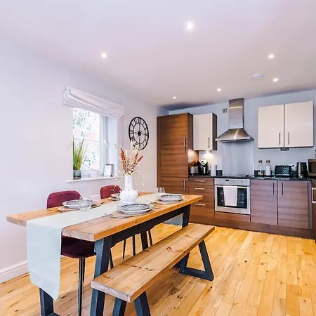 Апартаменти 2 Bed, 2 Bath In Roundhay *