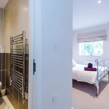 2 Bed, 2 Bath In Roundhay * Лідс