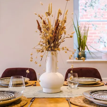 Апартаменти 2 Bed, 2 Bath In Roundhay *