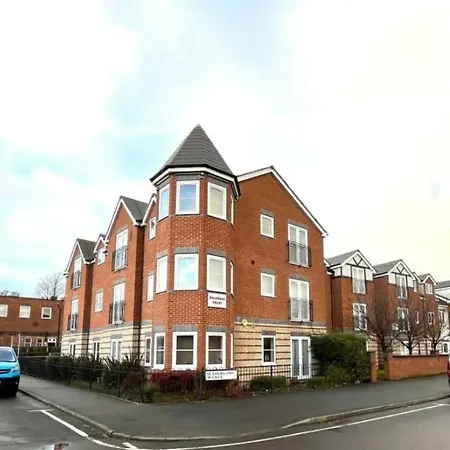 2 Bed, 2 Bath In Roundhay Apartmán