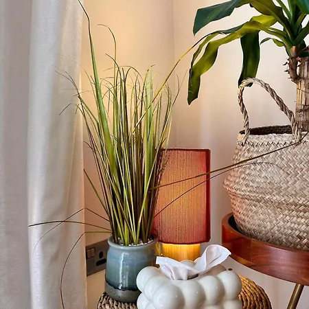 2 Bed, 2 Bath In Roundhay *