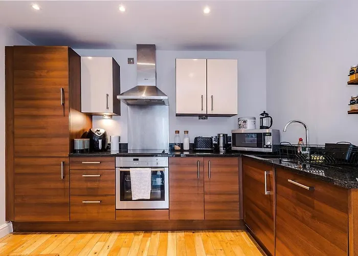 Apartment 2 Bed, 2 Bath In Roundhay *