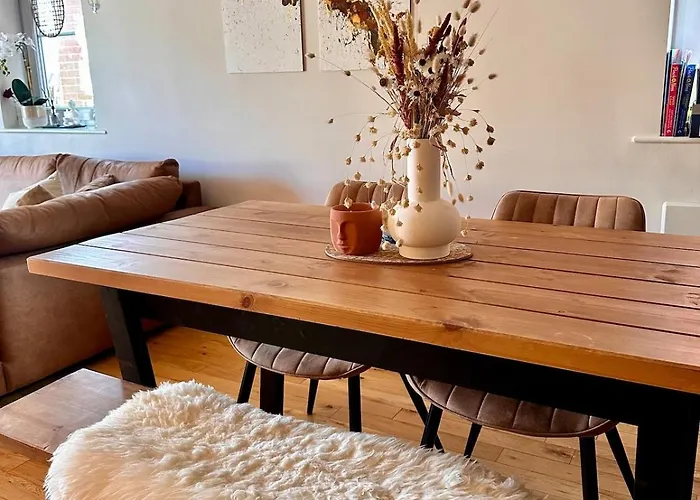 2 Bed, 2 Bath In Roundhay Apartment *