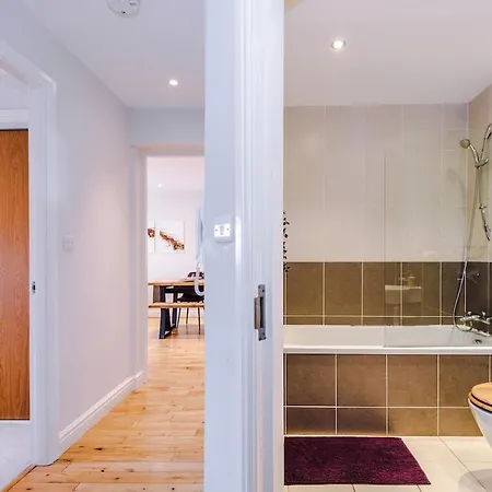 Apartament 2 Bed, 2 Bath In Roundhay *