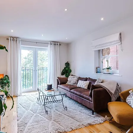 2 Bed, 2 Bath In Roundhay Apartament