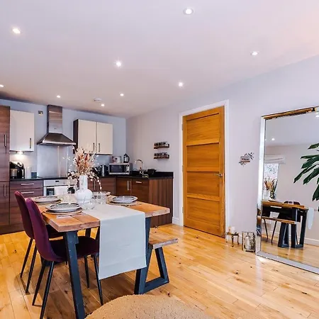 2 Bed, 2 Bath In Roundhay Apartament *