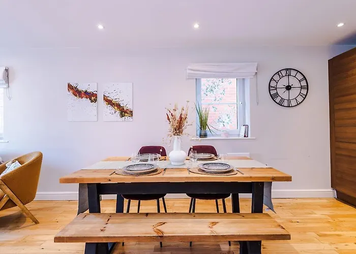 Апартаменти 2 Bed, 2 Bath In Roundhay