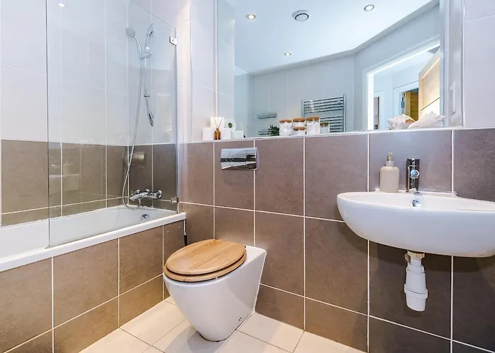 Апартаменти 2 Bed, 2 Bath In Roundhay Лідс