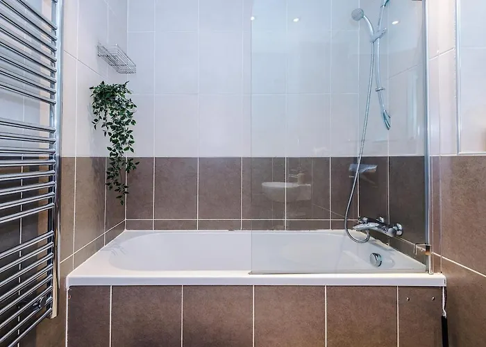 2 Bed, 2 Bath In Roundhay Апартаменти