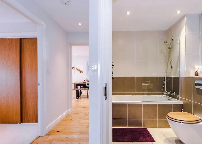 Апартаменти 2 Bed, 2 Bath In Roundhay *