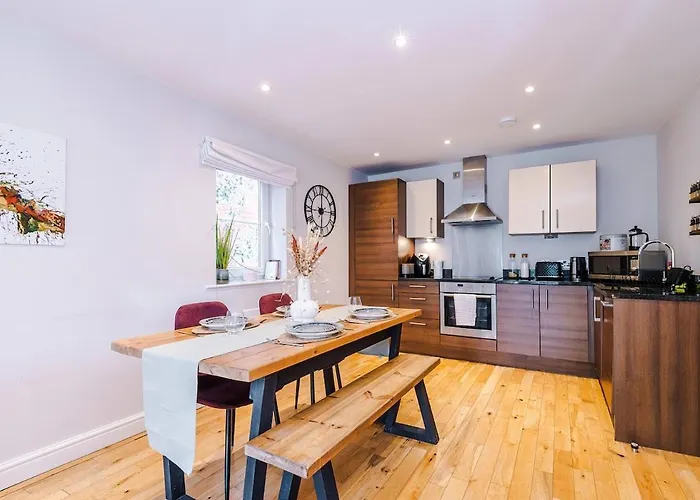 Апартаменти 2 Bed, 2 Bath In Roundhay *