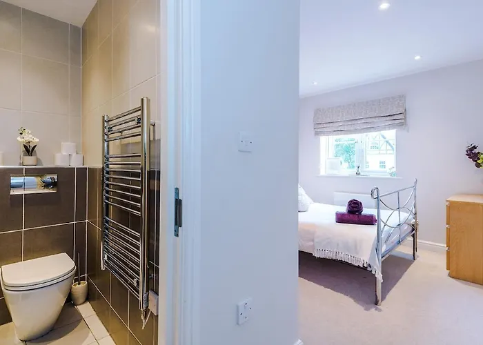 2 Bed, 2 Bath In Roundhay * Лідс