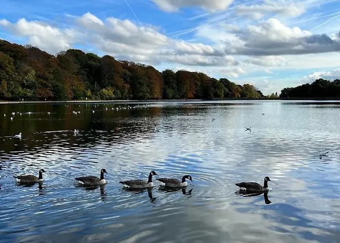 2 Bed, 2 Bath In Roundhay Апартаменти